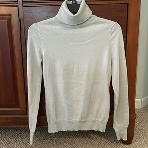 Banana republic women’s knit turtleneck size small light blue